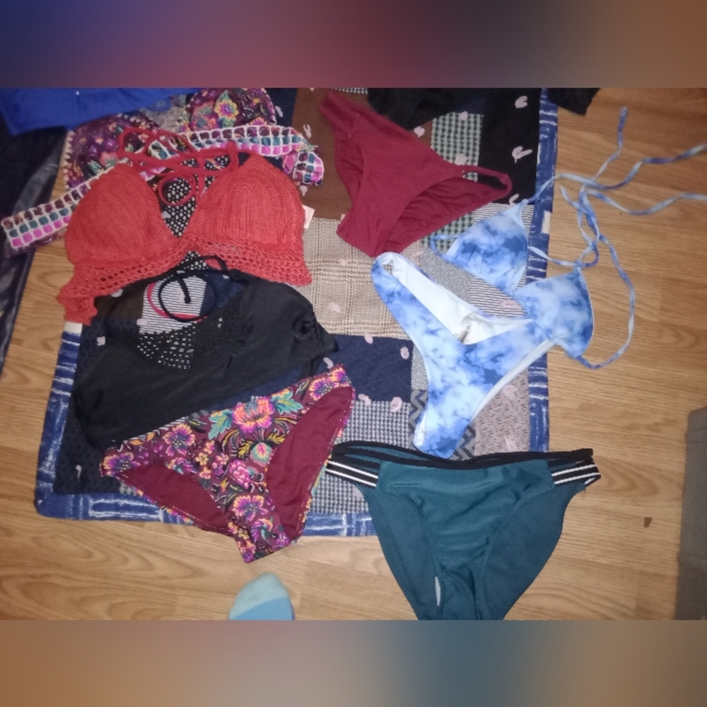 Bathing suits - Picture 5 of 5